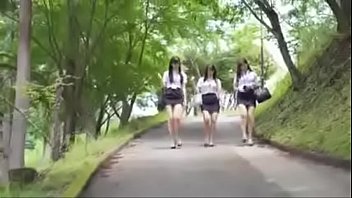 3 สาวสวยเดินมาด้วยกัน